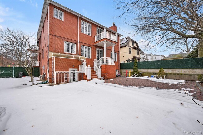 Building Photo - 77-16 Kew Forest Ln