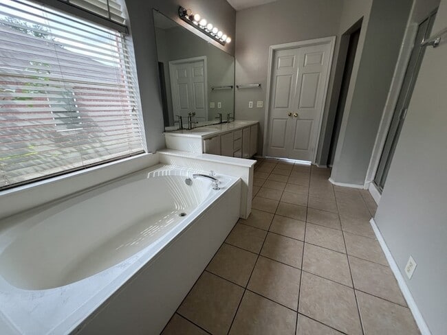 Building Photo - 2805 Crater Lake Ln