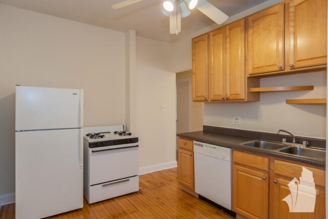 Building Photo - 4 bedroom in Chicago IL 60657
