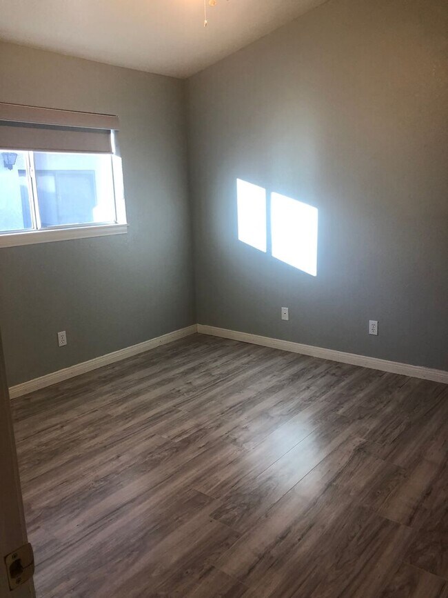 Building Photo - 3 bedroom 2 bathroom Home in Silver Lakes!...