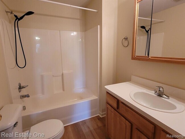 Building Photo - 15815 Lakeside Dr