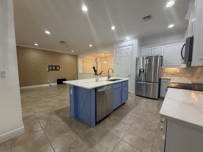 Building Photo - 11908 SW Crestwood Cir