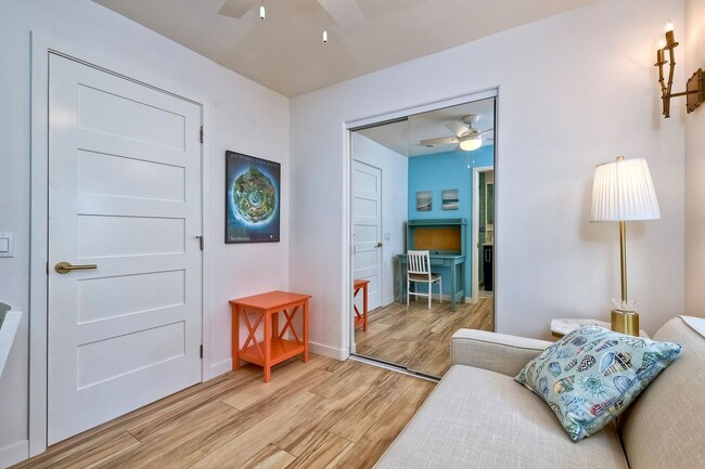 Building Photo - 409 N Ditmar St