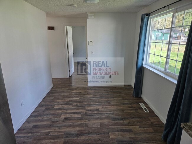 Building Photo - Updated 5 Bedroom Home!