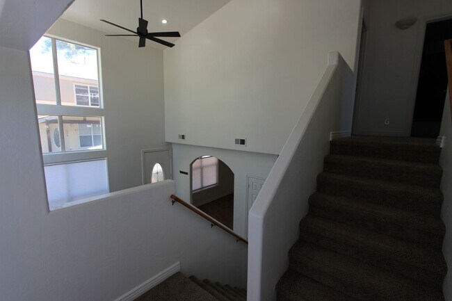 Building Photo - 1497 E Ivy Ln