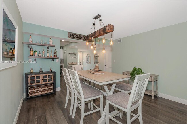 Building Photo - 9811 N Hollybrook Lake Dr