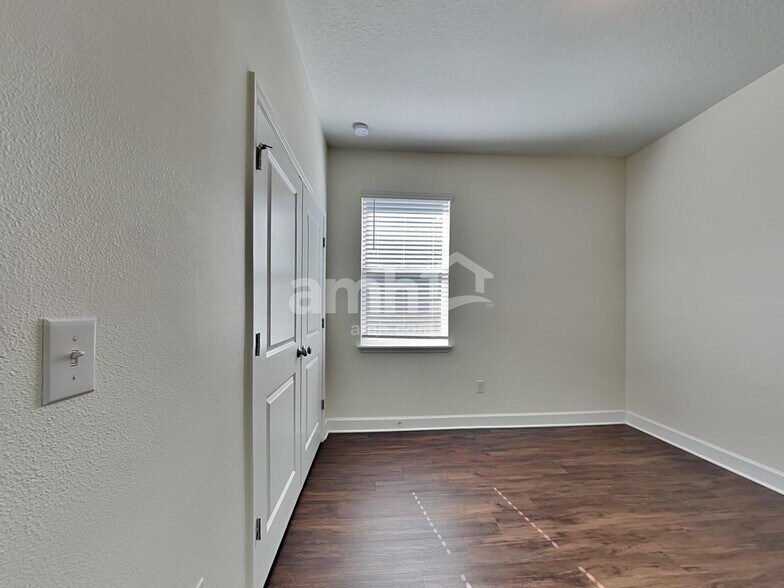 Building Photo - 1049 Walden Pond Dr