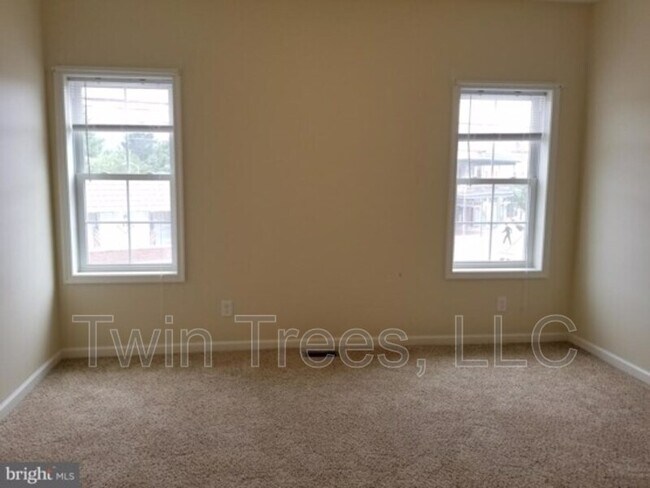 Building Photo - 5937 King St