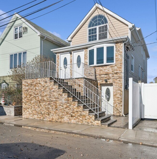 Building Photo - 102-23 164th Dr