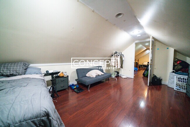 Building Photo - 4 Iroquois St