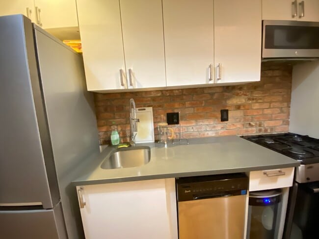 Building Photo - 62 W 106th St