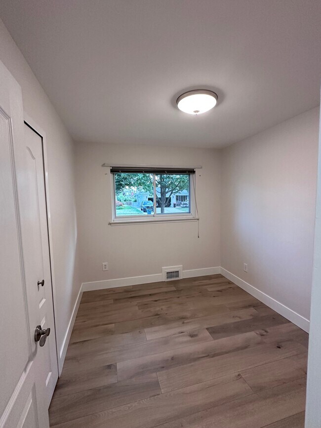 Building Photo - 2843 Teasdale Dr