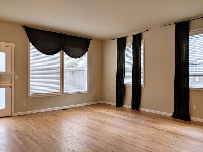 Building Photo - Beautiful 3 Bed 2.5 Bath 2 Story in Kirkland