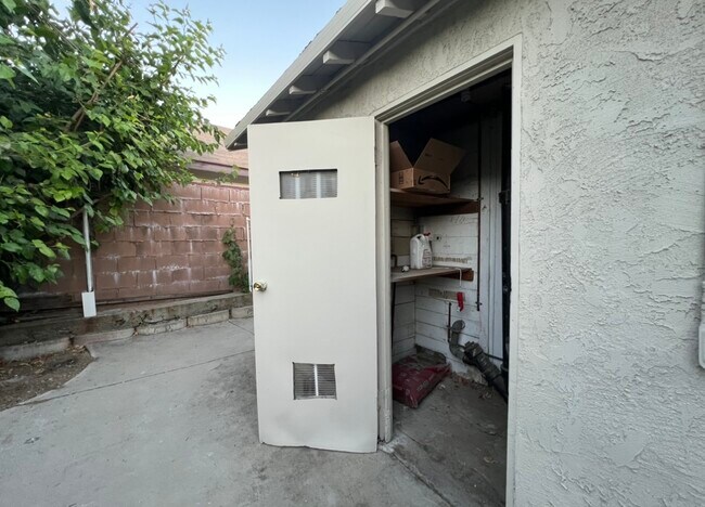 Side Yard Storage - 11022 Leolang Ave