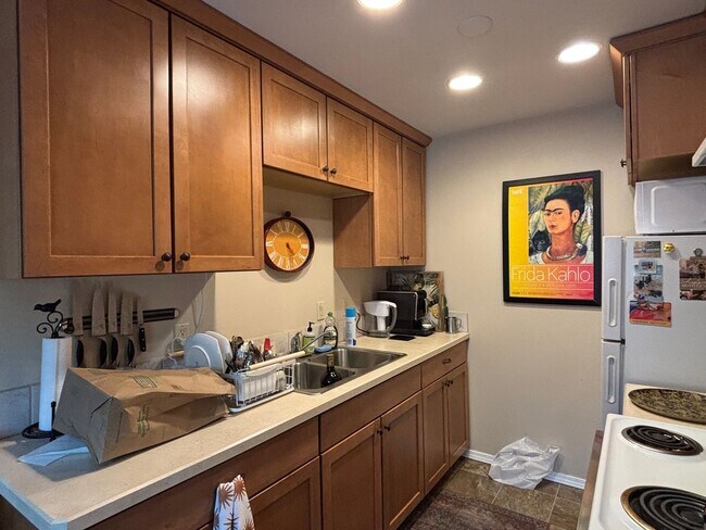 Building Photo - 2 Bed/1 Bath with River Views! Riviera Rid...