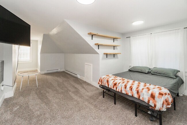 Building Photo - 3 BED · 1.5 BATH · MODERN INDUSTRIAL · AVA...