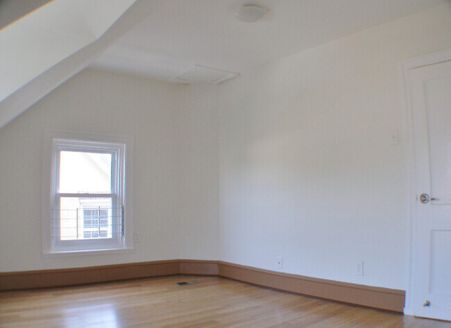 Building Photo - 550 E Washington Ln