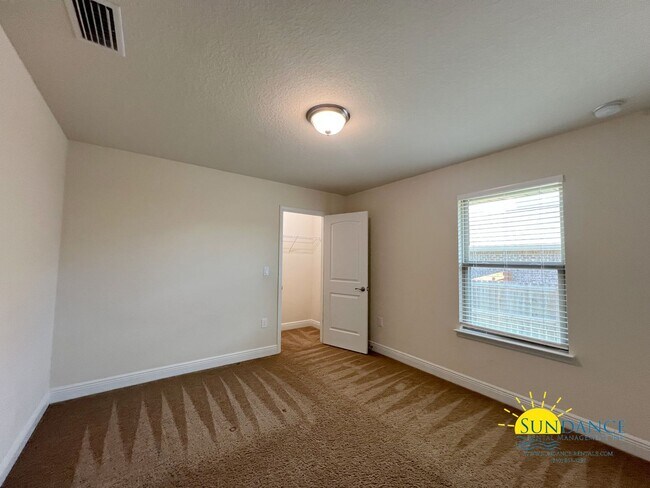 Building Photo - Stunning 4 Bedroom Home in Willow Creek Pl...