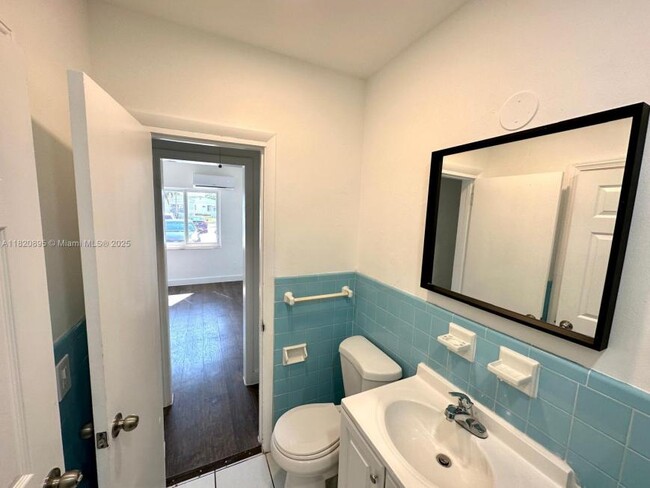 Building Photo - 2 bedroom in Miami FL 33162