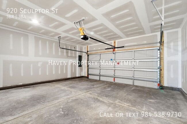 Building Photo - 920 Sculptor St