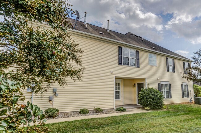 Building Photo - 3 Bedroom Townhouse in Wakefield with 1 Ca...