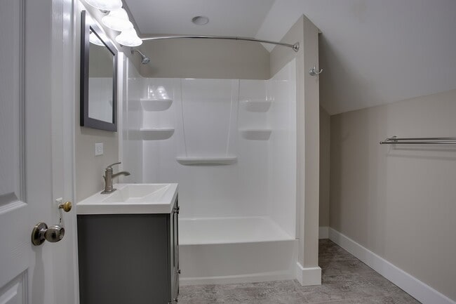 Building Photo - 3 Bedroom updated home Near Campus - Avail...
