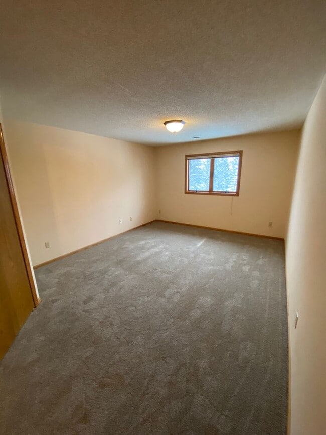 Building Photo - Top Floor Condo Available March 1, Open Floor Plan, Balcony, Fireplace, Walk-in Closet, 2 Baths, ...