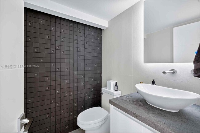 Building Photo - 2 Grove Isle Dr