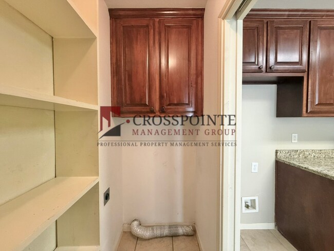 Building Photo - Tour Today! 2 Bedroom, 2 Bathroom Duplex!
