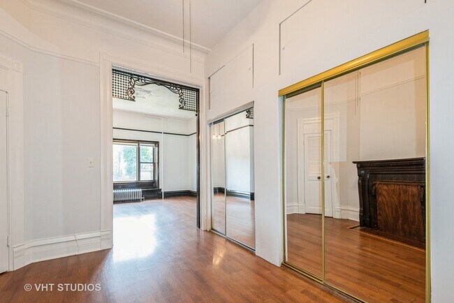 Building Photo - 3136 S Prairie Ave