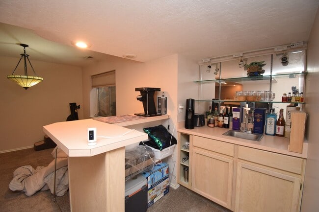 Building Photo - Bright Holladay 4 Bed Home – High Ceilings in Prime Location!!