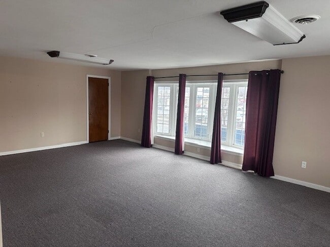 Building Photo - Spacious 2nd floor 3 Bedroom Apartment