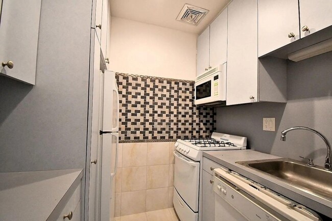 Building Photo - 900 Midland Ave