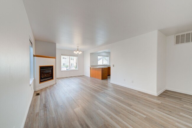 Building Photo - 3 Bed 2 Bath Unit Available in Bozeman!