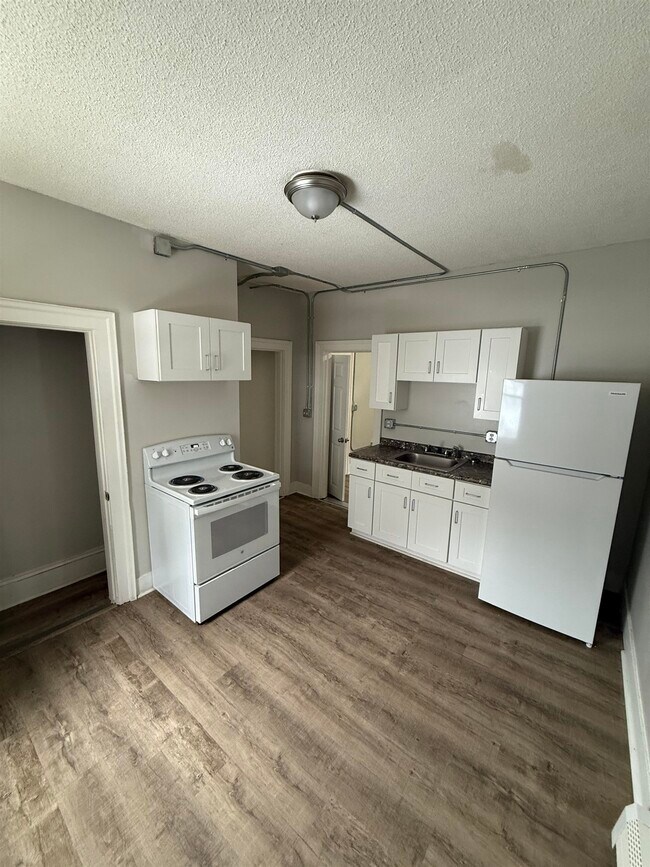 Building Photo - 524 Sunapee St