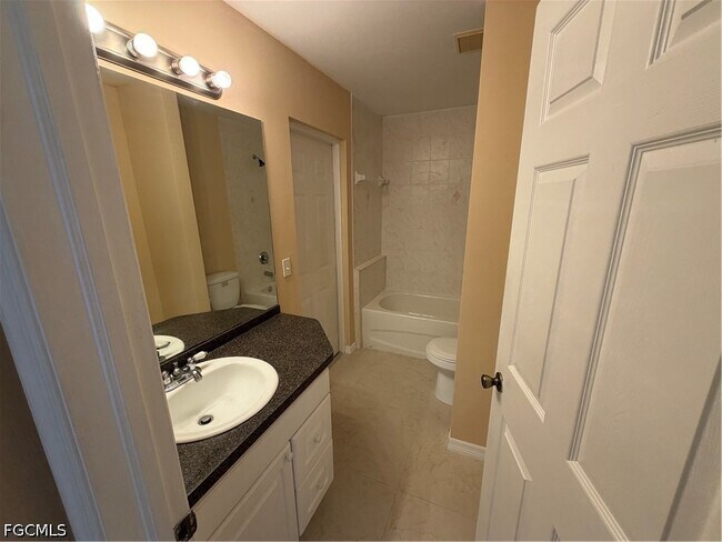 Building Photo - 905 SW 8th Ct