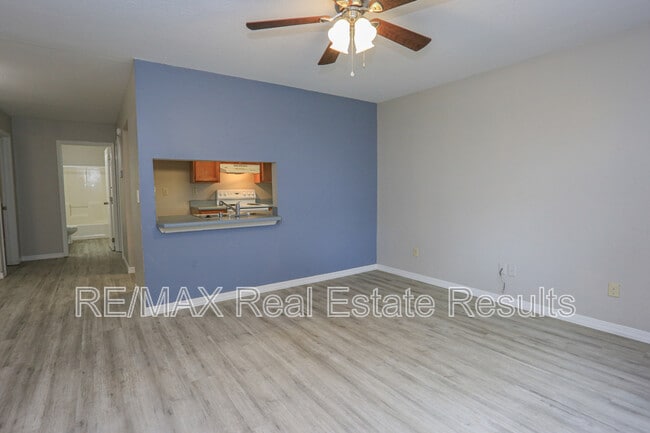 Building Photo - 205 White Oak Dr NE