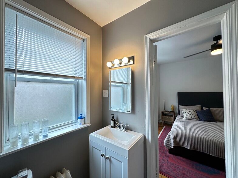 Building Photo - 5516 N Kenmore Ave