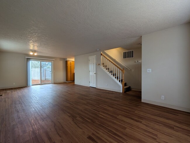 Building Photo - 3-Bedroom, 2.5-Bath Home Close To River Road In Eugene!