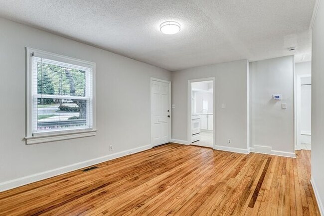 Building Photo - 2 Bed, 2 Bath in the Garden Homes neighborhood of Greensboro!