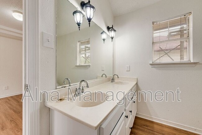 Building Photo - 1304 Riverview Ln