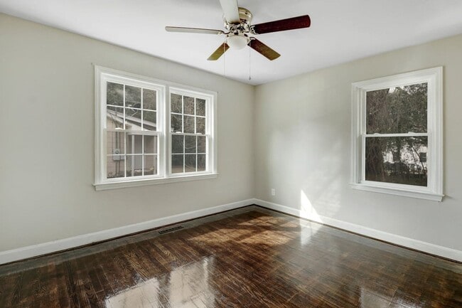 Building Photo - *RENOVATED & MOVE-IN READY* 3 BR, 2 BA in ...
