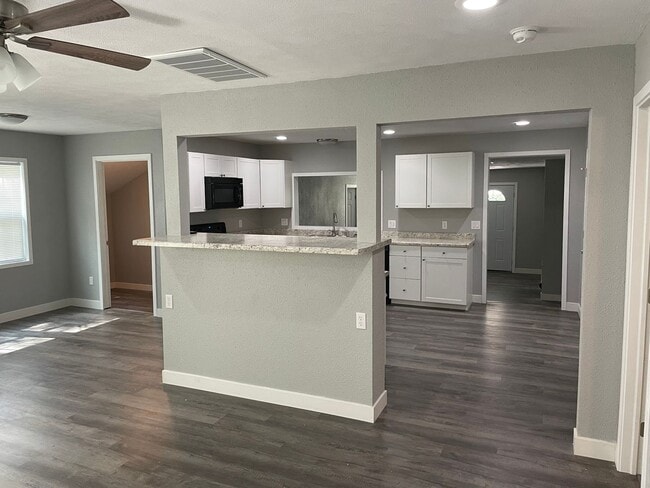 Building Photo - Beautiful 3 Bedroom 2 Bath 2 Living Areas + Detached 1 Car Garage/ Workshop