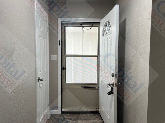 Building Photo - Spacious 3 Bedroom