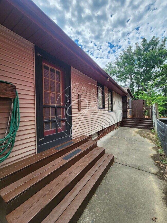 Building Photo - Adorable but unique 3+ bedrooms with bonus rooms! Fenced yard!