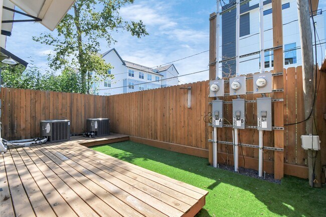Building Photo - 732 W 22nd St
