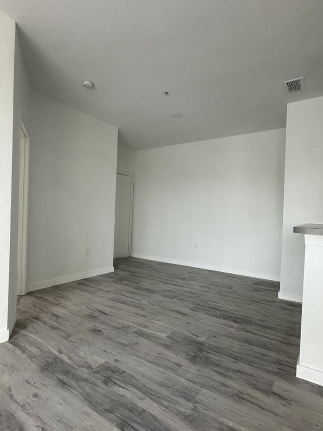 Building Photo - Beautifully Renovated 4 Bed / 2 Bath Condo in Visconti West Condominium- Water View