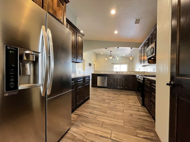 Building Photo - Lovely 3 Bedroom 2 Bathroom Home In NE ABQ!