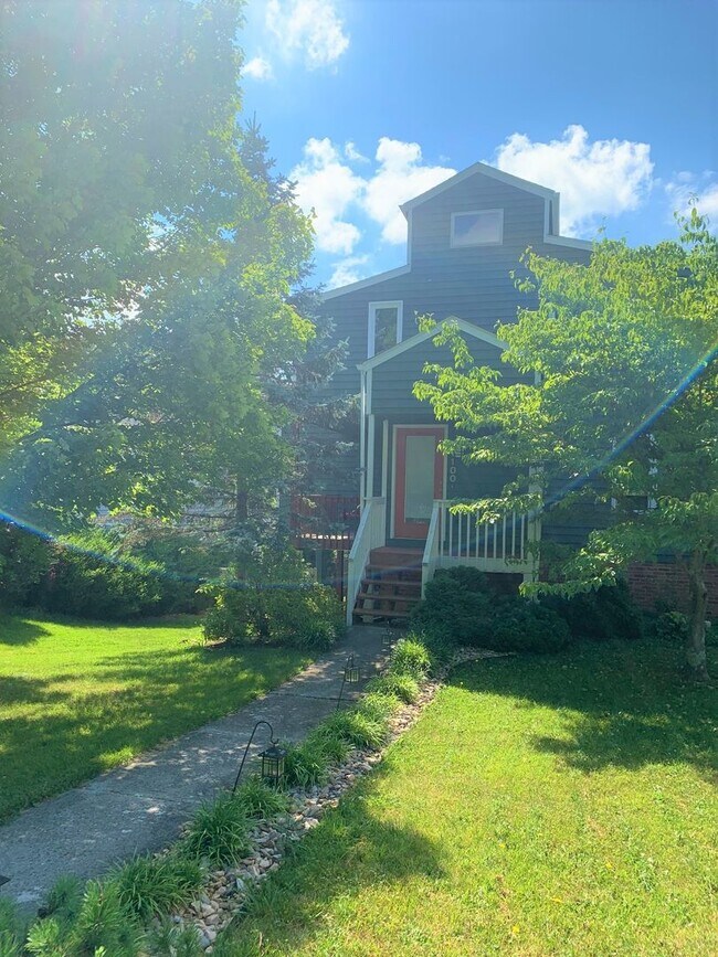 Building Photo - 1100 Cottonwood Dr