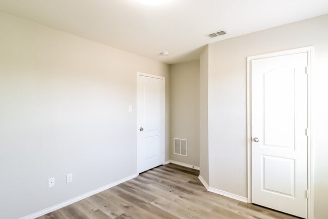 Building Photo - 6928 Glade Oaks Dr
